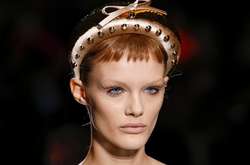 Модные дизайнеры показали, как носить челку в этом году: стильные фото с fashion-показов