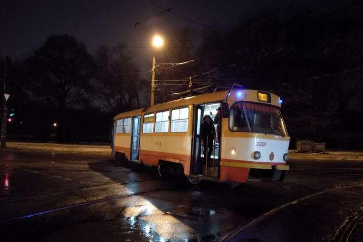 Вранці по вулицям Одеси дрифтував трамвай (фото)