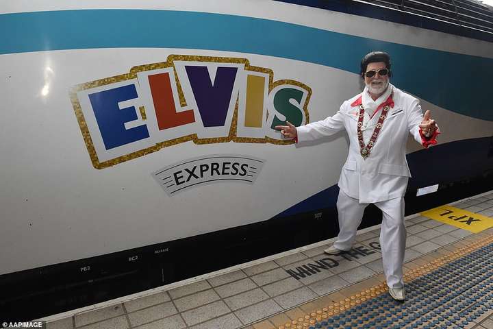 Вокзал в Сиднее заполонили сотни фанатов и подражателей Элвиса Пресли