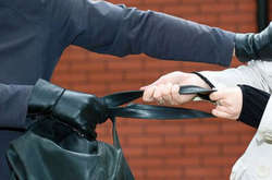 На Київщині молодик з іграшковим пістолетом грабував жінок на вулиці