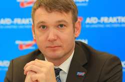  Андре Поггенбург пішов із посади очільника осередку AfD в федеральній землі Саксонія-Ангальт в березні 2018 року після низки скандалів 