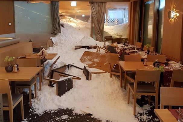 Снігова лавина накрила готель у Швейцарії, троє постраждалих