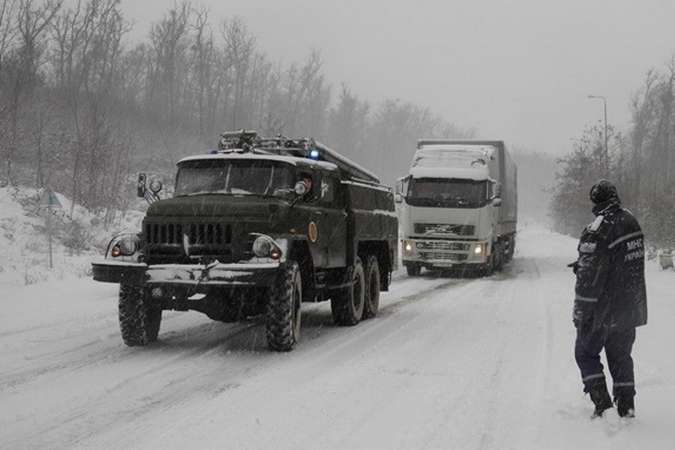 Негода в Україні: вже у трьох областях обмежено рух транспорту