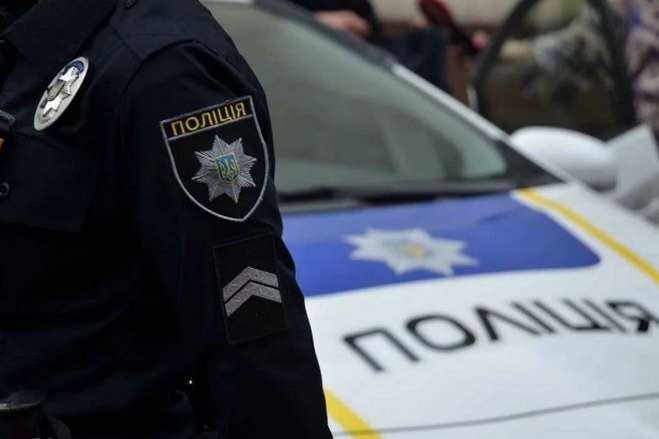 Група невідомих намагалася блокувати роботу співробітників та не допускала їх до робочих місць - Група людей блокувала у Києві роботу підрозділу Нацполіції, є затриманий