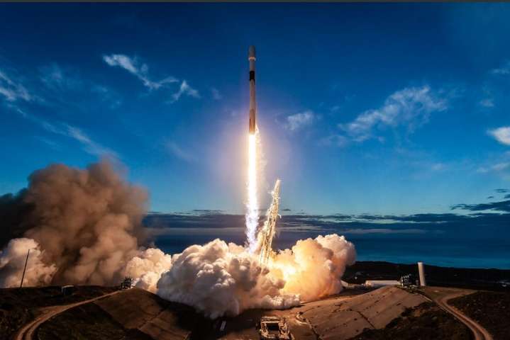 Команія SpaceX вивела на орбіту 10 супутників