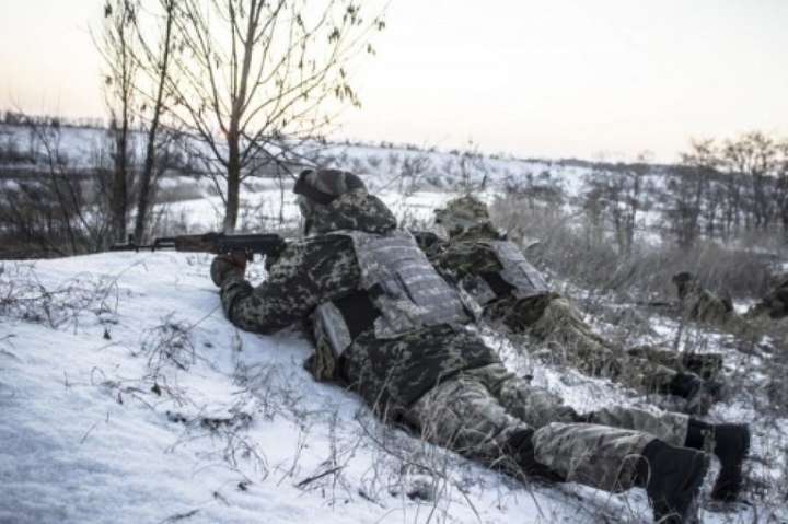 Українські військові на Донбасі - За добу на Донбасі поранено двох українських військових
