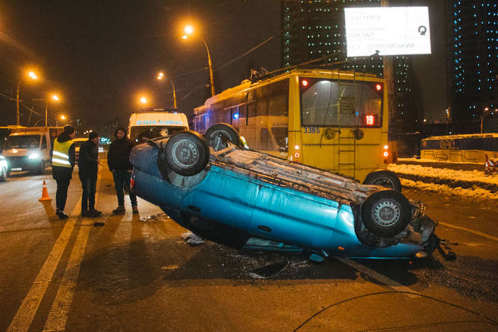 Обірваний над дорогою у Києві електрокабель спричинив серйозну ДТП (фото, відео)