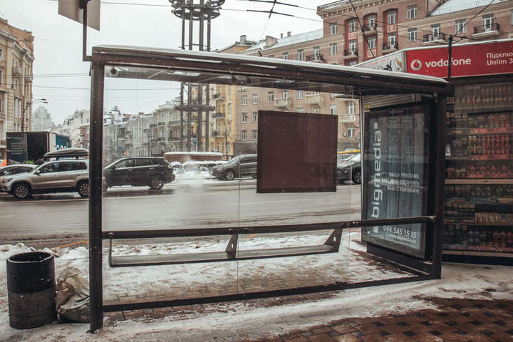 У Києві розгромили недавно відремонтовану зупинку транспорту