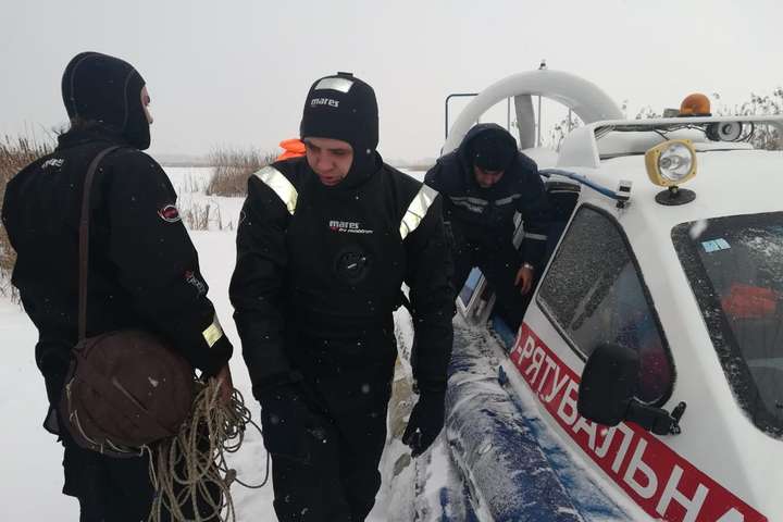 Трагедія на Київському водосховищі: снігохід із трьома чоловіками провалився під лід