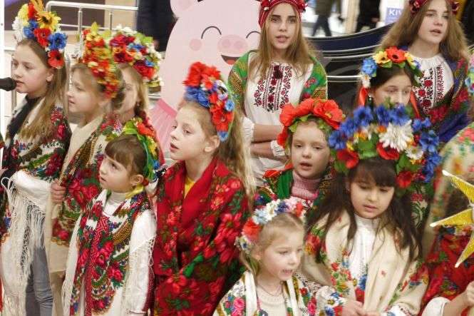 У Вінниці тривають новорічно-різдвяні свята - У вінницькому торговельному центрі діти заспівали «Щедрик» Леонтовича