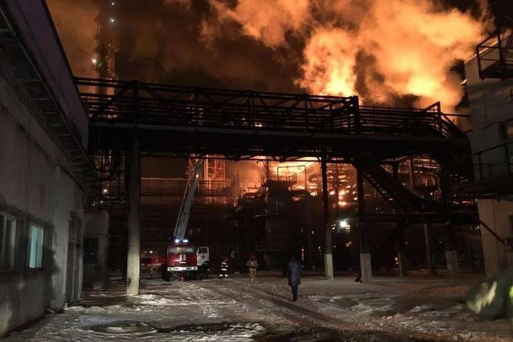 Смолоскипне горіння на заводі у Калуші: пожежу загасили
