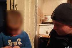 Засніженою Полтавою гуляв босий трирічний хлопчик