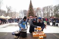 У центрі міста триває «Vinnytsia FoodFest». Попереду – урочисте закриття головної ялинки Вінниці