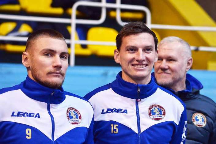 Олександр Насонов (праворуч) - «Львів» переглядає колишнього захисника «Дніпра»