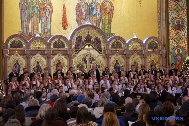 Виступ українського хору «Думка» у Нью-Йорку - Український хор заспівав різдвяні колядки у Нью-Йорку