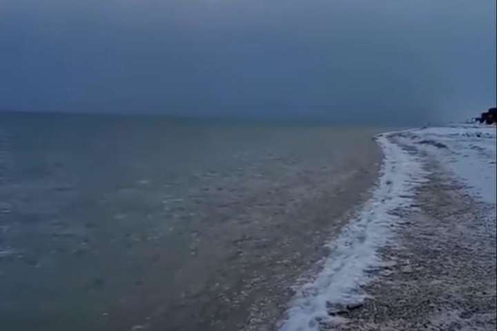 Азовське море почало покриватися кригою (відео)