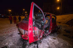 На Троєщині мікроавтобус зніс відбійник і вилетів з дороги (фото, відео)