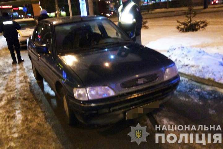 Зловмисників затримали на викраденому автомобілі - Троє іноземців, погрожуючи ножем, викрали у таксиста автомобіль