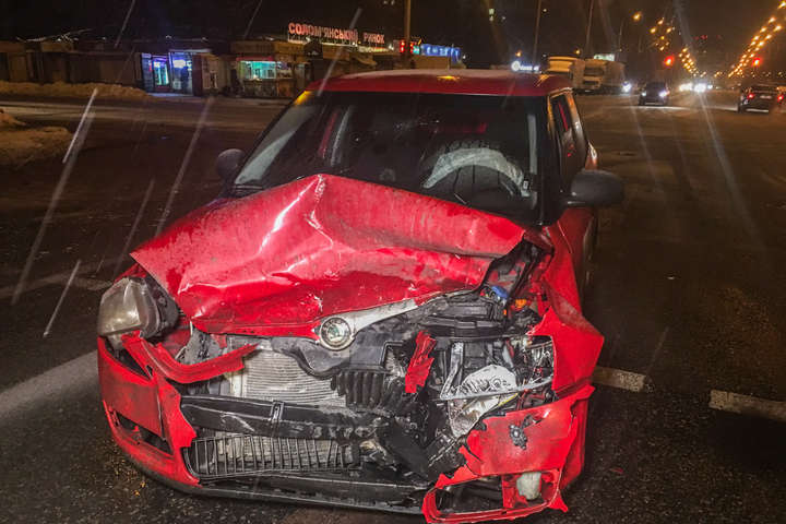 У Києві не поділили дорогу Renault і автомобіль таксі Uber: постраждала дитина