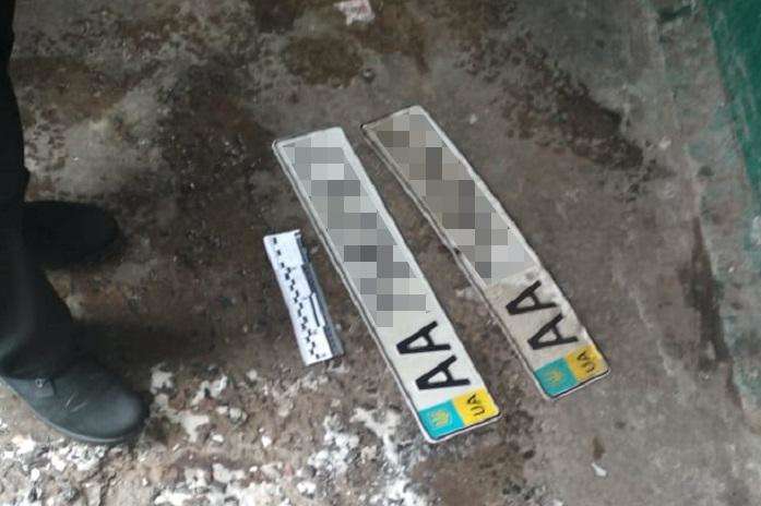 Чоловік викрадав номерні знаки і вимагав гроші за їх повернення - Столична поліція зловила крадія автомобільних номерів