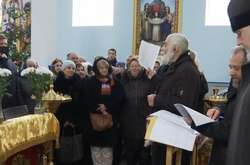 Священик Московського патріархату на Вінниччині привіз «церковних тітушок», щоб зірвати голосування за перехід до ПЦУ