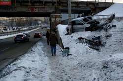 З невідомих причин машина вилетіла з дороги