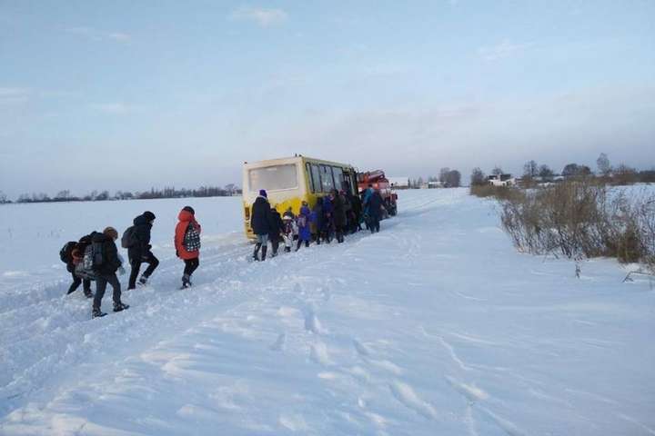 На Полтавщине 23 ребенка в школьном автобусе застряли в снежном сугробе