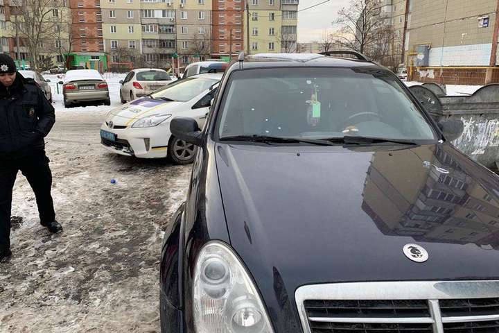 У Києві невідомі обстріляли автомобіль працівників штабу Гриценка (фото)