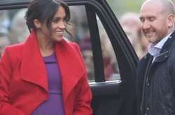 Красное пальто, шпильки и сиреневое платье: Меган Маркл очаровала стильным луком графство Мерсисайд