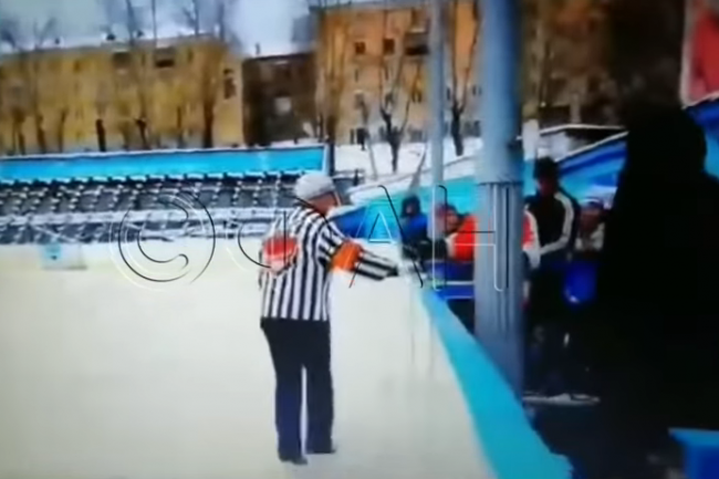 У Росії суддя ударив дитину на хокейному турнірі (відео)