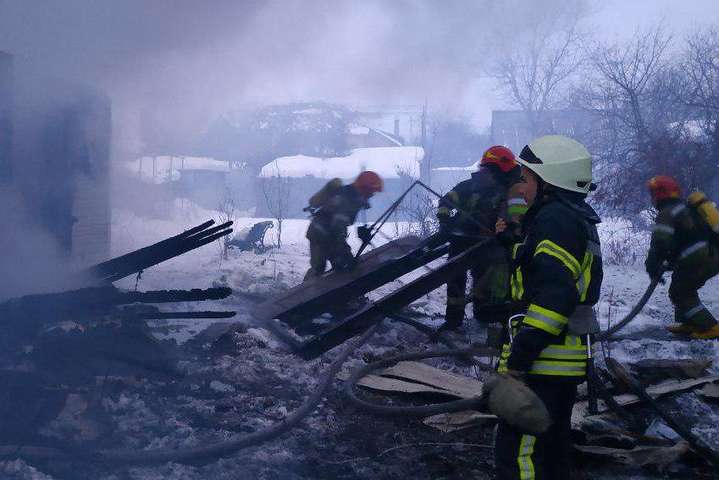 На Подолі сталася велика пожежа у приватному будинку (фото)
