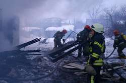 На Подолі сталася велика пожежа у приватному будинку (фото)