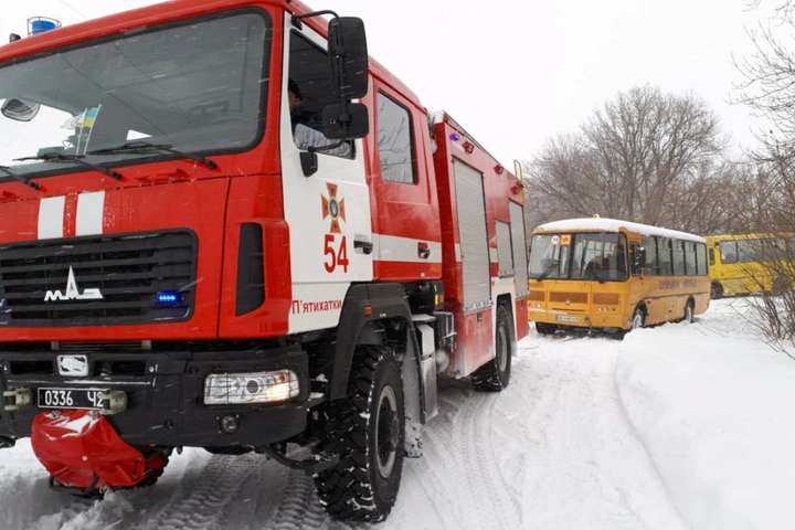 Негода на Дніпропетровщині: два автобуси потрапили у снігові замети