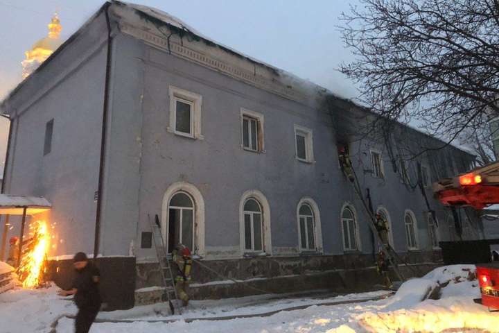 Ліквідація пожежі у Києво-Печерській лаврі: рятувальники показали відео