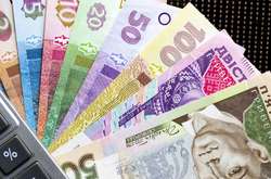 Зарплати українців повільно, але зростають