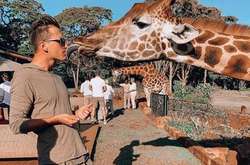 Сафари и поцелуи с жирафами: Александр Скичко показал фото с отдыха в Кении