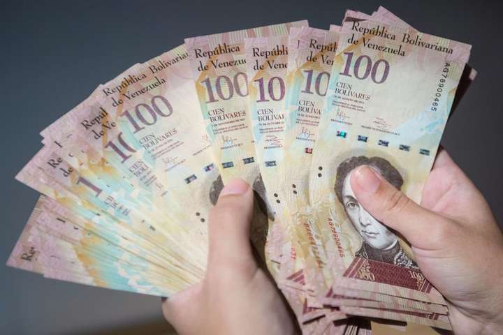 Венесуэла повысила минимальный размер оплаты труда на 300%