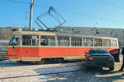 Авто і трамвай отримали незначні пошкодження