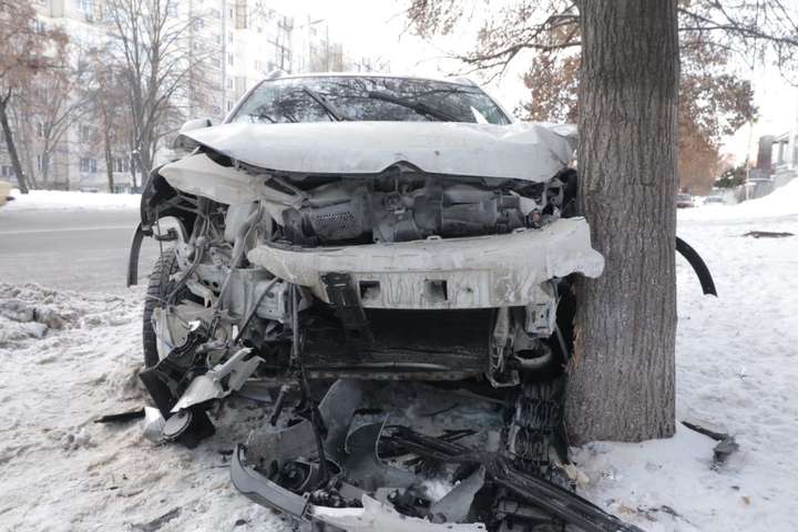 У Києві Citroen протаранив машину на узбіччі і влетів у дерево (фото, відео)