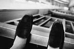 Хвиля самогубств: у Києві двоє пенсіонерів випали з вікна