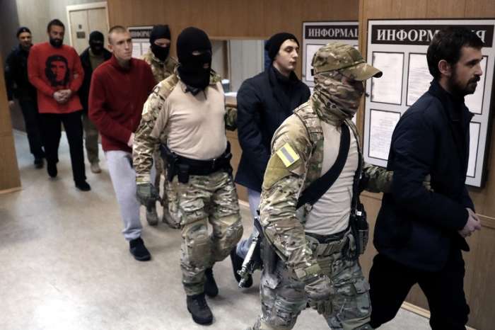 Російський суд продовжив арешт ще восьми українським морякам