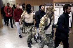 Полонені українські моряки в Лефортівському суді Москви
