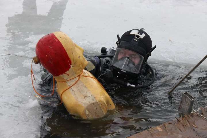 Вінницькі рятувальники провели навчання на льоду річки Південний Буг