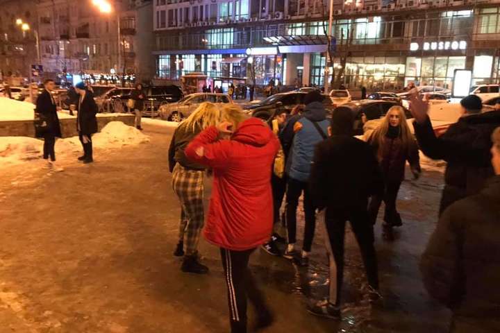 У Києві біля метро група школярів жорстоко побила чоловіка: відео