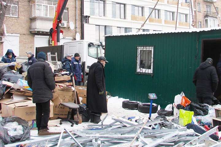 Щури, сміття та безхатченки: у центрі Києва ліквідували пункт прийому вторсировини (фото)