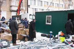 Щури, сміття та безхатченки: у центрі Києва ліквідували пункт прийому вторсировини (фото)