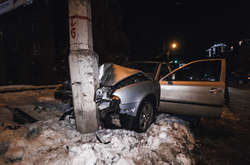 Автомобіль Skoda після удару вилетів з проїжджої частини і врізався в електроопору