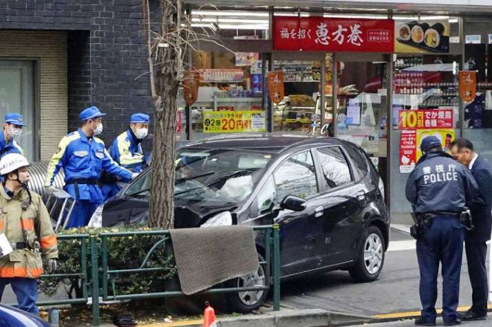 У Токіо автомобіль протаранив пішоходів на тротуарі