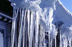 В Ужгороде куча снега разрушила крышу пятиэтажки