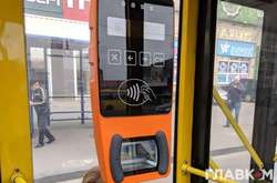 Е-квиток у дії: пенсіонери не хочуть прикладати Картку киянина до валідаторів